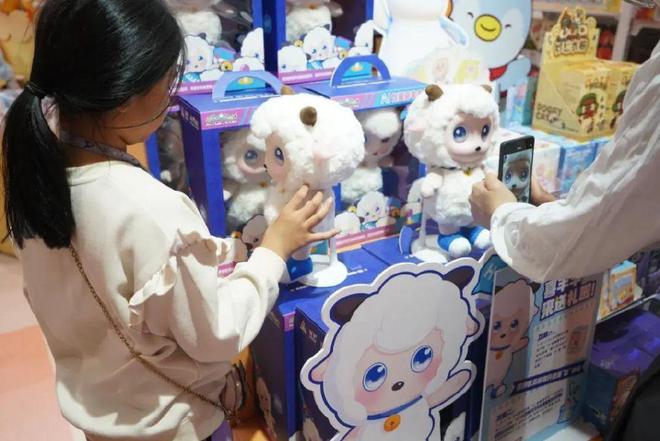 情绪价值收割Z世代的千亿孤独税九游会J9入口从谷子到AI玩具(图1)