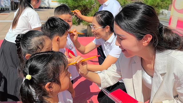 公园新村小学“元气开学季”满是惊喜与期待九游会·j9网站在场丨萌娃归校！张店区(图3)