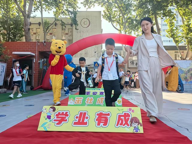 公园新村小学“元气开学季”满是惊喜与期待九游会·j9网站在场丨萌娃归校！张店区(图4)