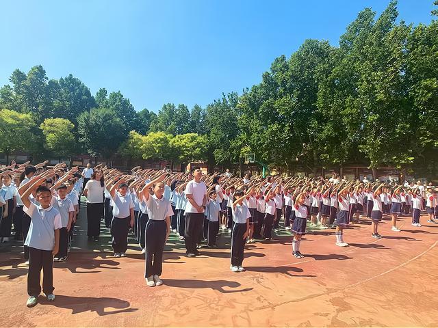 公园新村小学“元气开学季”满是惊喜与期待九游会·j9网站在场丨萌娃归校！张店区(图2)