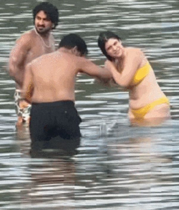 下水洗澡 还互相搓背 打肥皂泡! 警方介入九游会j9入口登录新版印度游客庐山景区内(图5)