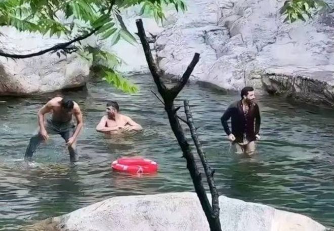 下水洗澡 还互相搓背 打肥皂泡! 警方介入九游会j9入口登录新版印度游客庐山景区内(图3)