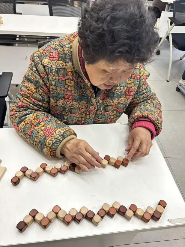 小孩”玩具如何征服“银发族”j9平台新华网财经观察丨“老(图2)